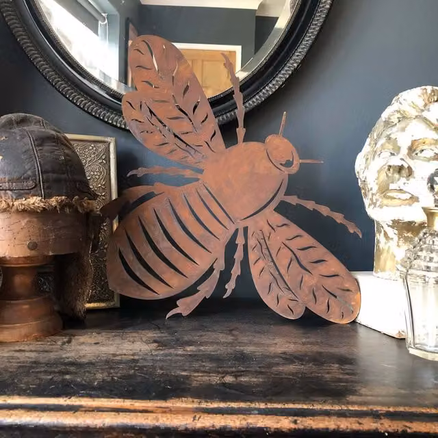 RW NORFOLK Bee Metal Garden Wall Plaque, Rusted Brown Vintage Animal Decoration, H 51.0 cm x W 36.0 cm