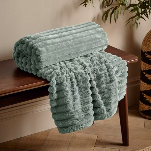 Catherine Lansfield Cosy Ribbed Faux Fur Velvet Throw in Green, W: 130 cm, D: 170 cm
