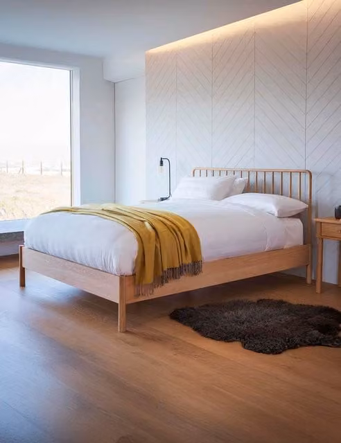 Gallery Direct Wycombe 4'6" Spindle Bed in Natural Oak Wood, W/D/H: 140 x 200 cm
