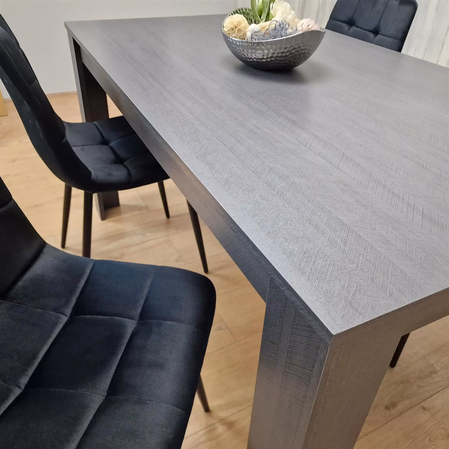 KOSY KOALA Modern Rectangular Dining Table Set with 4 Black Velvet Chairs in Brown and Anthracite, W/D/H: 80 x 80 x 75 cm – 4