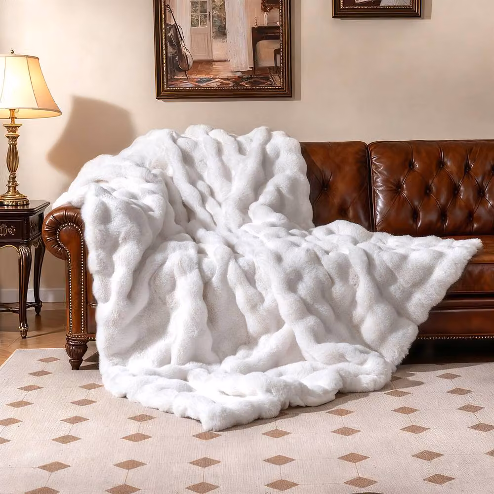 Costway White Faux Fur Throw Blanket, Reversible Double Face Fluffy Plush Bubble Blanket, W: 203 cm, D: 153 cm – 5