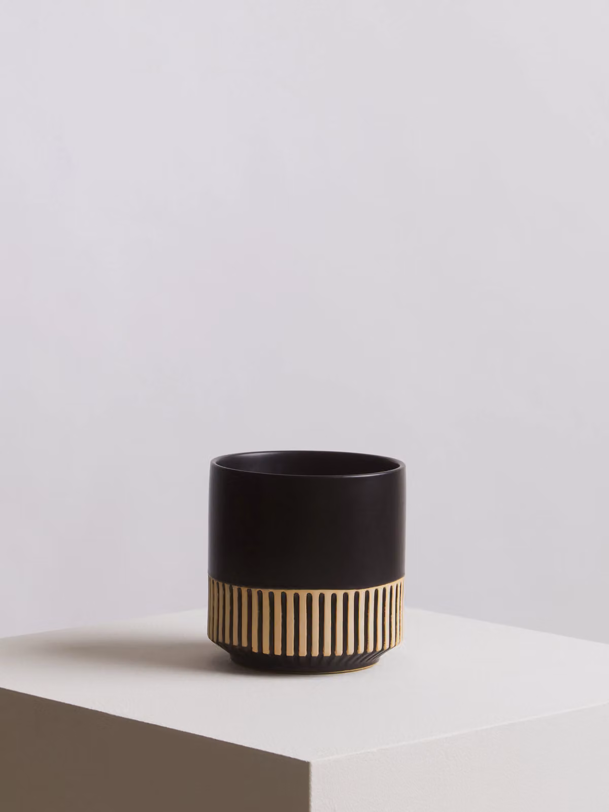 Orsina Modern Round Ceramic Tabletop Planter in Black and Gold – 3