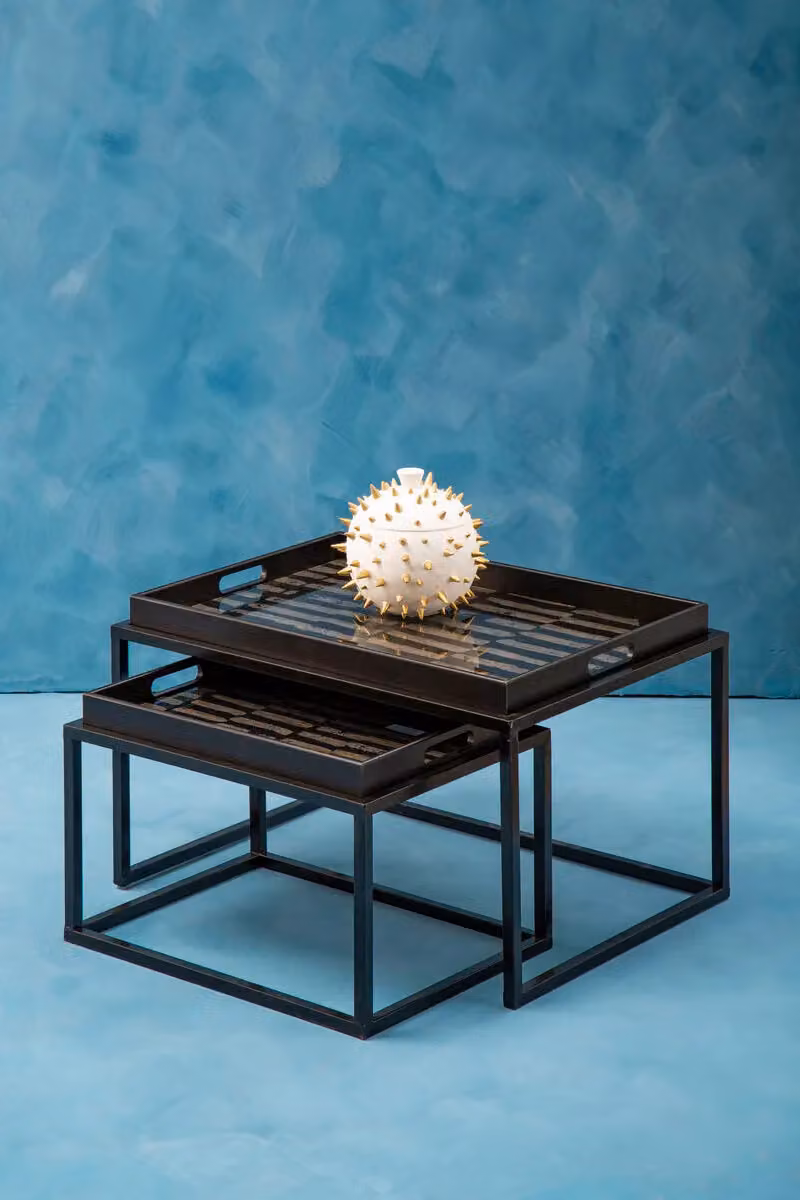 Orsina Set of 2 Modern Nesting Tables with Abstract Art Tempered Glass Tops and Removable Tray Feature in Black, Gold and Multicolour – 2