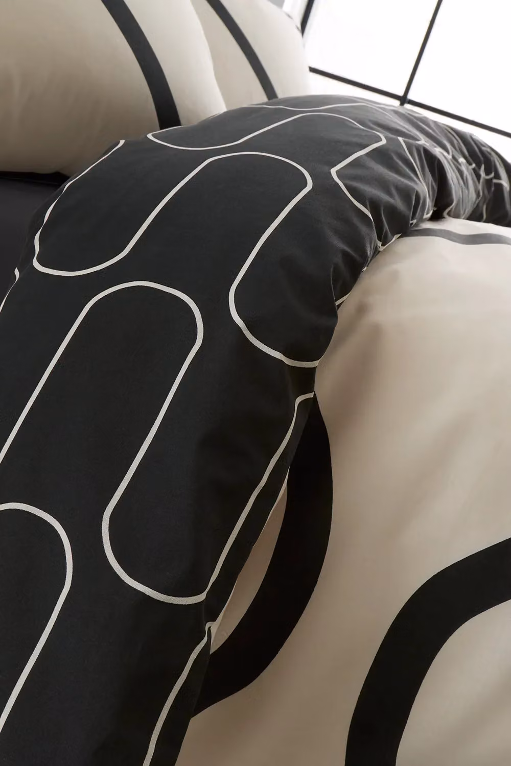 Catherine Lansfield Linear Curve Geometric Reversible Duvet Set and Pillowcase in Black, W: 140 cm, H: 200 cm – 3