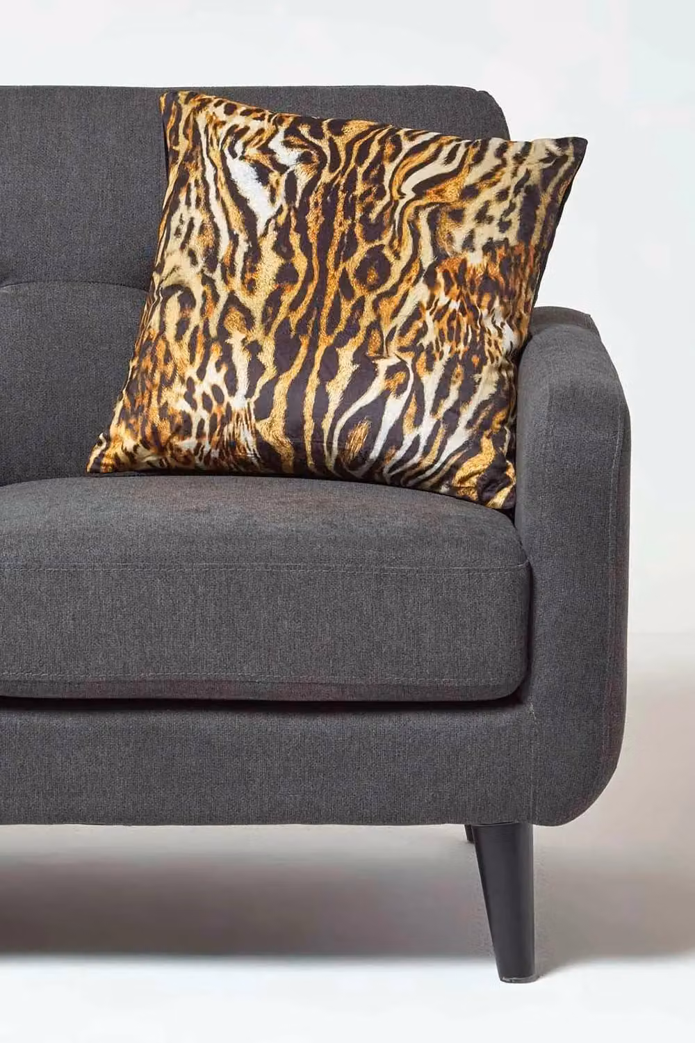 Homescapes Tiger Print Velvet Cushion in Gold and Black, W/D/H: 46 x 46 x 46 cm – 2