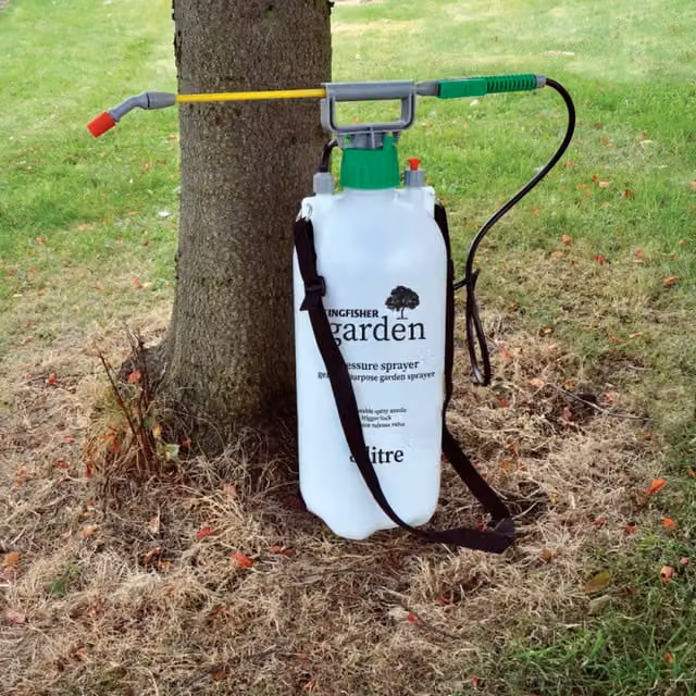 Garden Mile Manual Pressure Sprayer in White and Green, 8l