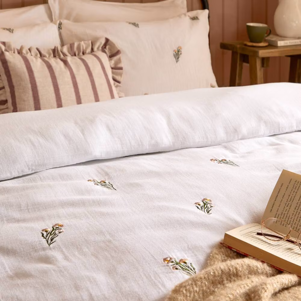 Wylder Josephine Floral Embroidered 100% Cotton Muslin Duvet Cover and Pillowcase Set in White, W: 140 cm, H: 200 cm – 2