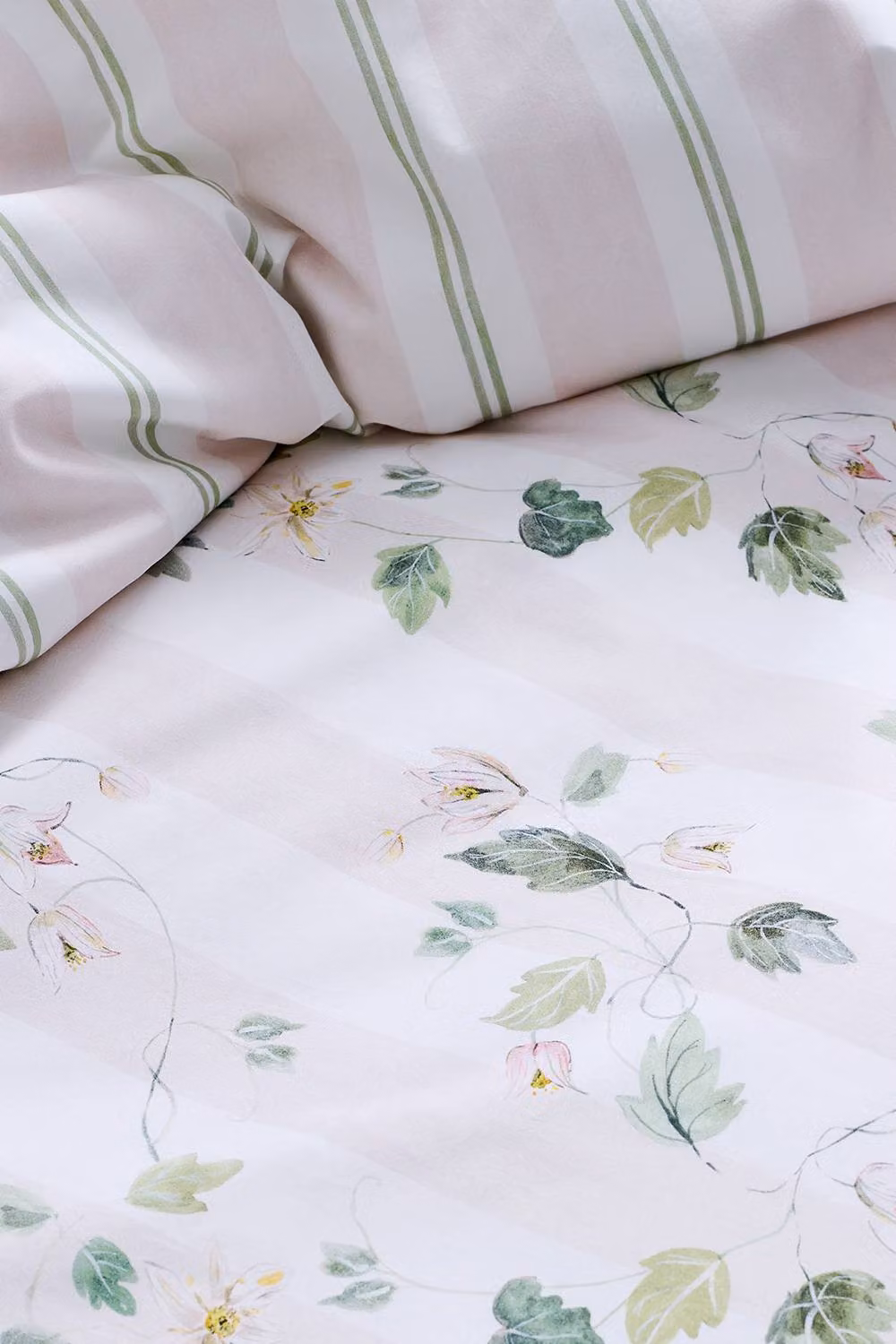 CHRISTY Snowdrops Winter Bloom Reversible Cotton Percale Duvet Cover Set, White, W: 140 cm, H: 200 cm – 3