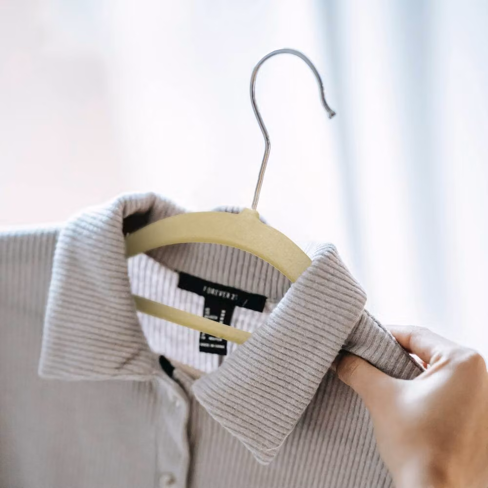 Keplin Non-Slip Velvet Flocked Clothes Hangers with Tie Bar, 20 Pack in Beige and Yellow – 7