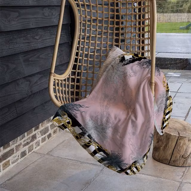 Benjamin Tate Design Chains Geometric Fleece Blanket in Pink and Beige, W/D/H: 120 x 150 cm