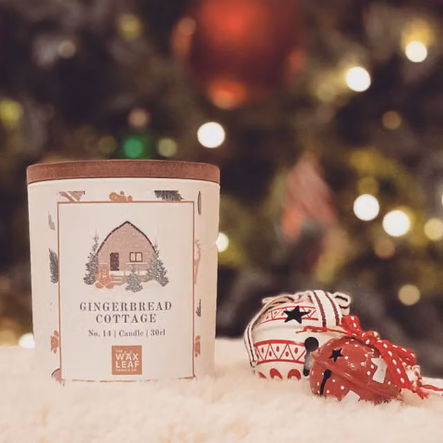 The Wax Leaf Candle Co Gingerbread Cottage Christmas Candle with Wooden Wick, White, Spicy Gourmand Scent