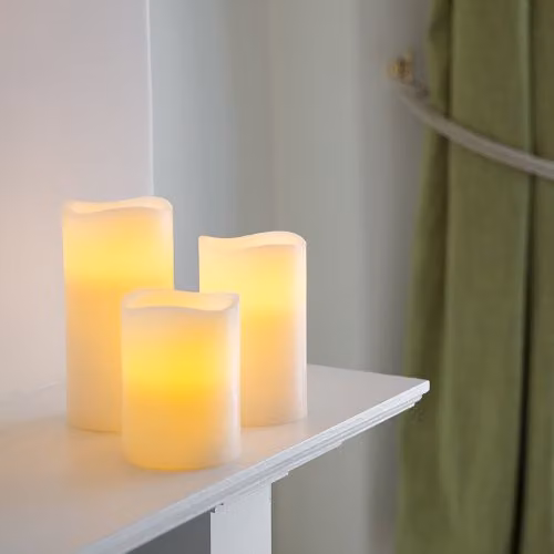 Lights4fun Set of 3 White Real Wax Battery Operated LED Pillar Candles with Timer and Flicker Effect – 3