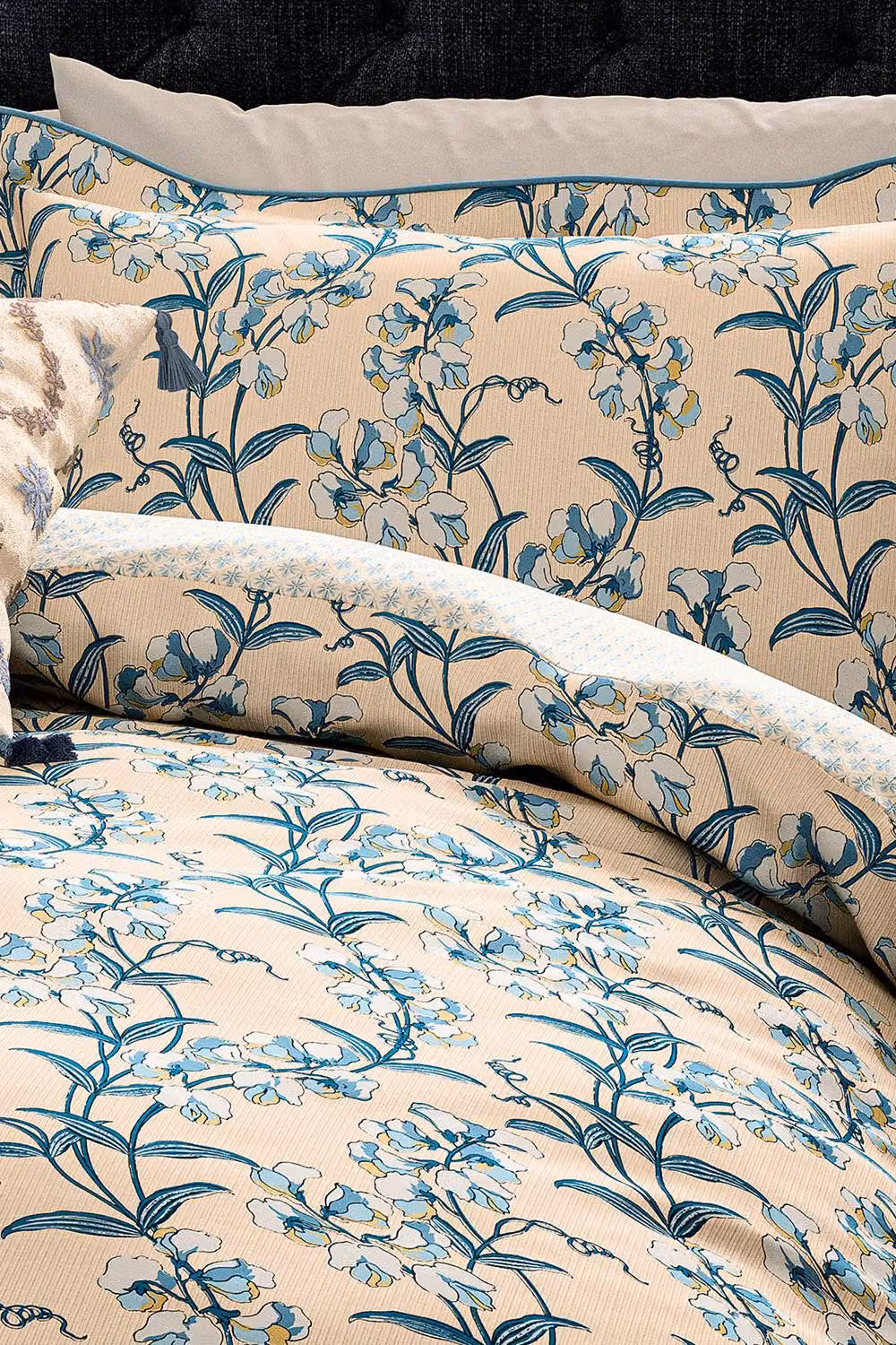 V&A Sweet Tendrils Floral Cotton Duvet Cover and Pillowcase Set in Blue and Beige, W: 140 cm, H: 200 cm – 3