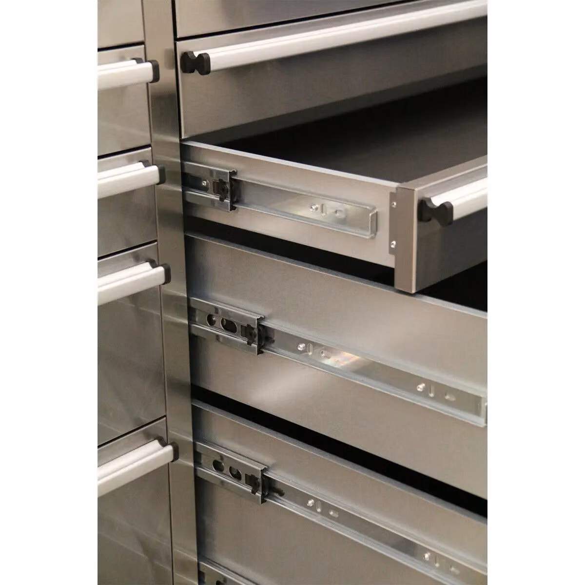Loops Mobile Stainless Steel Tool Cabinet in Silver with 10 Drawers, 2 Cupboards and Worktop, W/D/H: 147.5 x 50.5 x 186.0 cm – 2