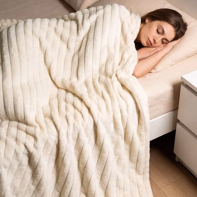 Livingandhome Reversible Fluffy Striped Throw Blanket in Beige and White, W: 150 cm, D: 100 cm