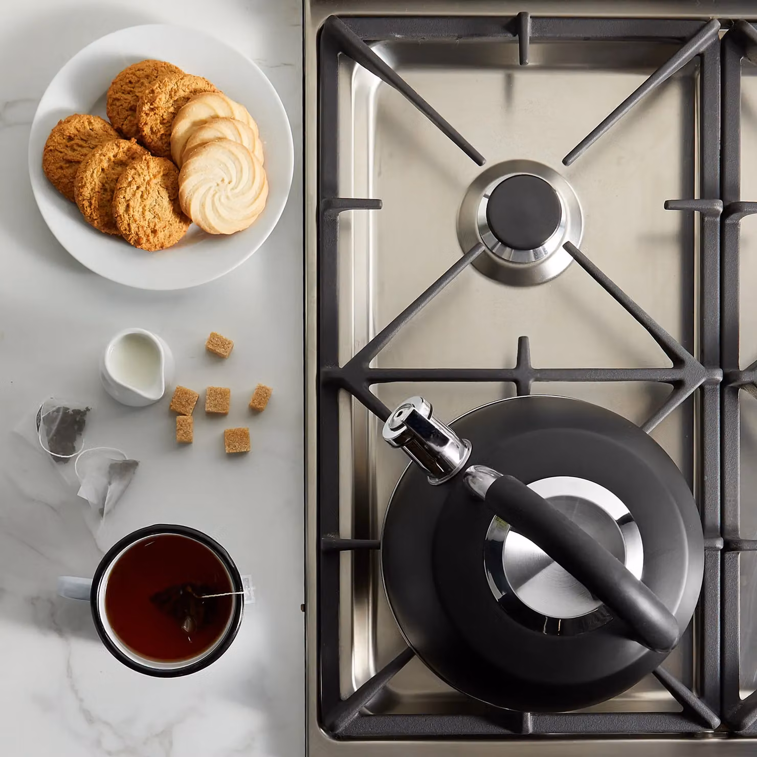 VonHaus 2.5L Stainless Steel Whistling Stove Top Kettle in Black – 5