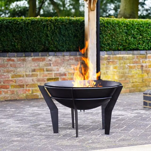 Ivyline Kendal Metal Outdoor Fire Pit on Stand in Black and Silver W: 77 cm, H: 44.5 cm – 1