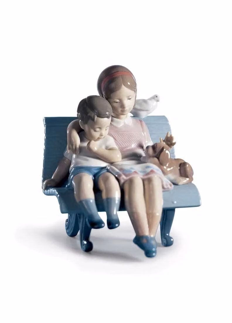 Lladró Surrounded By Love Children Porcelain Figurine in Multicolour