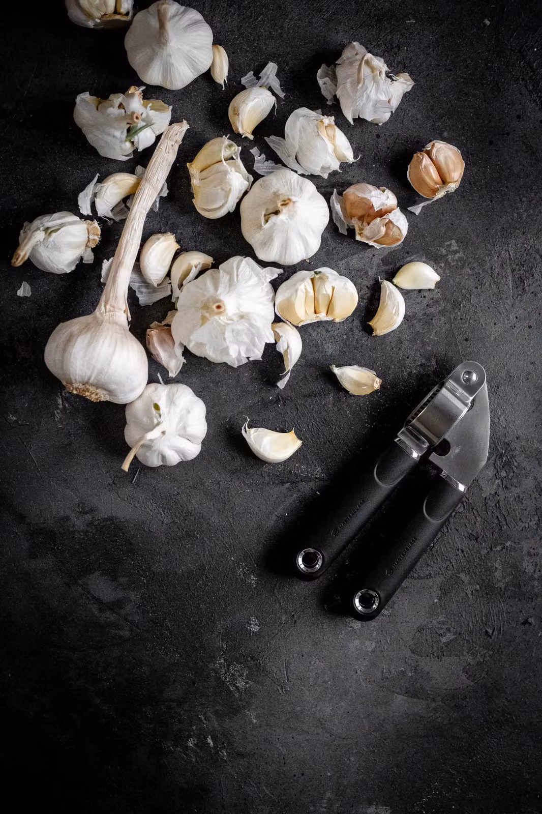 MasterClass Stainless Steel Garlic Press with Ergonomic Grip in Black – 10