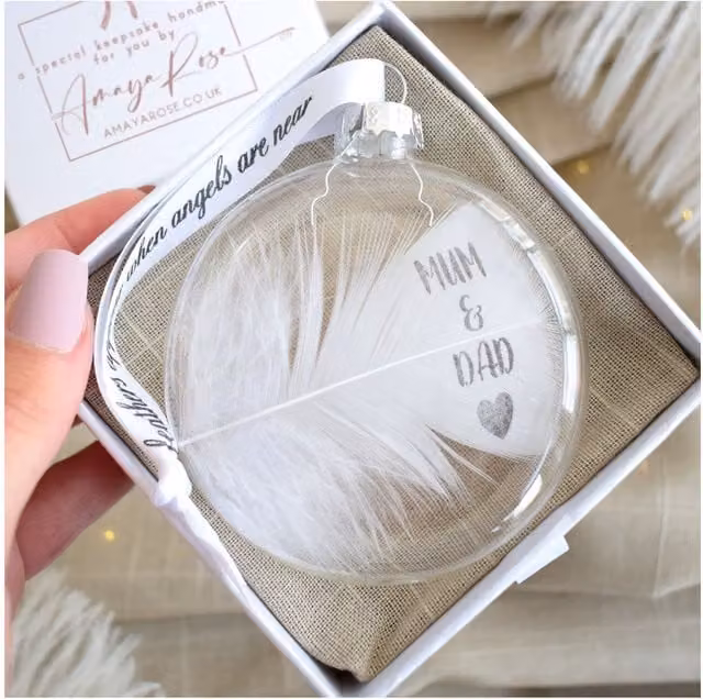 Amaya Rose Ltd In Memory of Mum & Dad Round Glass Bauble with Feather Detail in Clear and White – 1