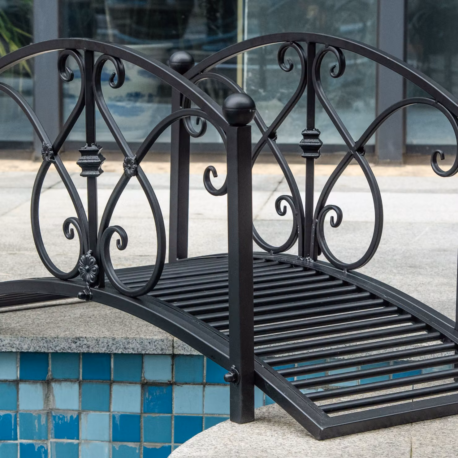 Outsunny Classic Metal Garden Bridge with Safety Railings in Black, W/D/H: 102 x 48 x 49 cm – 7