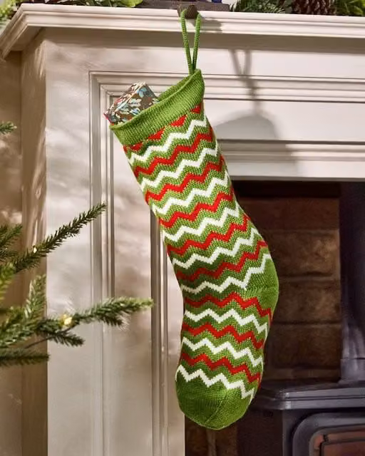 Dibor Set of 4 Traditional Festive Zig Zag Knitted Christmas Stockings in Red, Green, White and Multicolour