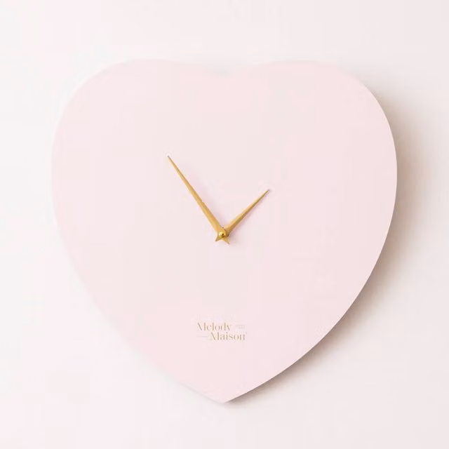 Melody Maison Heart Shaped Wooden Wall Clock in Pink and Gold, W/D/H: 40 x 40 x 40 cm
