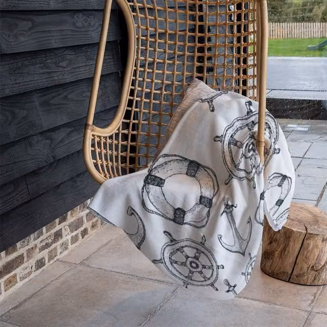 Benjamin Tate Design Maritime Anchor and Wheel Fleece Blanket in Black, Beige or White, W/D/H: 120 x 150 cm