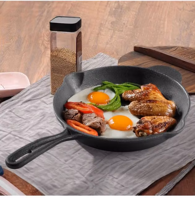 Living and Home Black Cast Iron Round Frying Pan with Pouring Spout