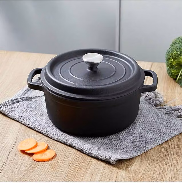 Living and Home 2.5L Black Cast Iron Dutch Oven with Lid