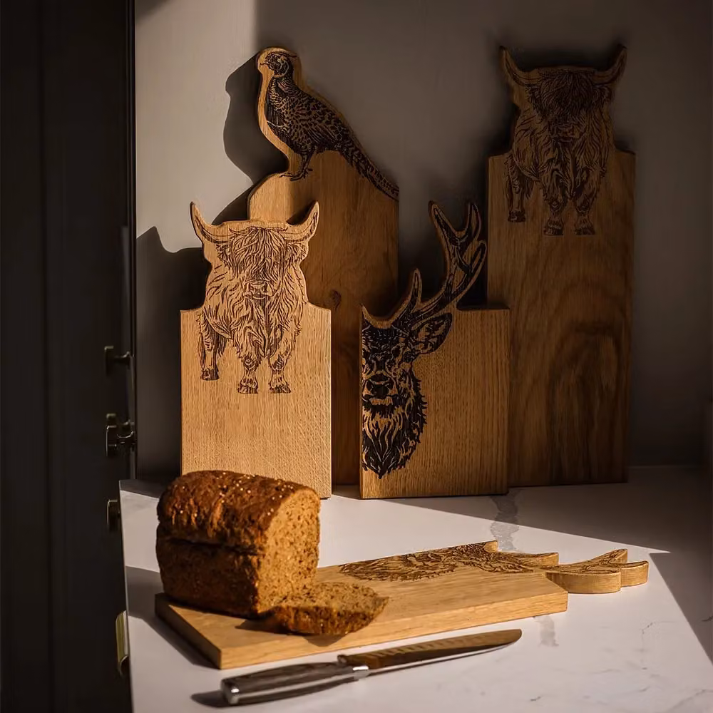 Selbrae House Oak Serving Board with Highland Cow Design in Brown – 2