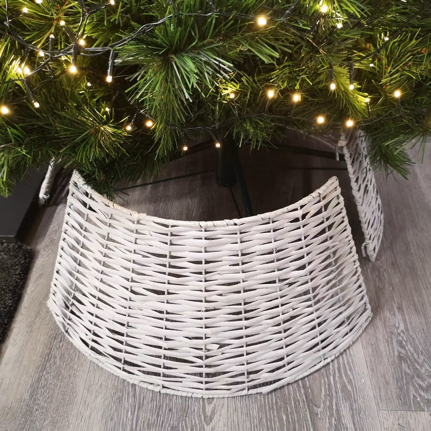 Samuel Alexander Large Light Grey Wicker Rattan Christmas Tree Skirt, Diameter: 48-70 cm – 1