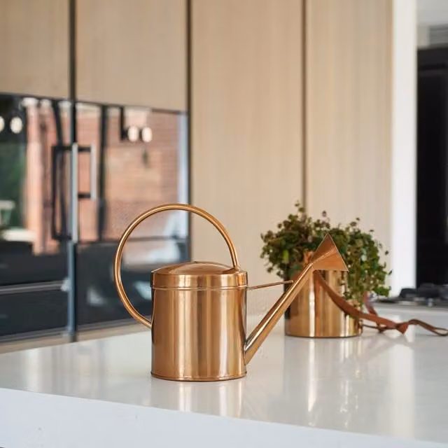 Ivyline Kensington Traditional Indoor Watering Can in Bronze, W: 40 cm, H: 25 cm – 1