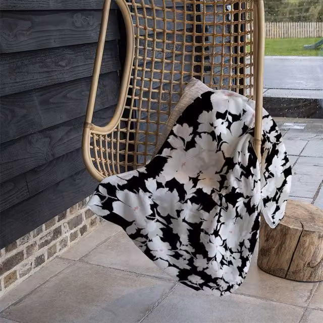 Benjamin Tate Design Floral Fleece Blanket in Grey, White and Black, W/D/H: 120 x 150 cm – 1