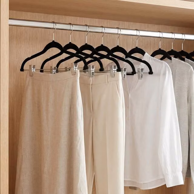 SONGMICS Velvet Trouser Hangers with Clips in Black