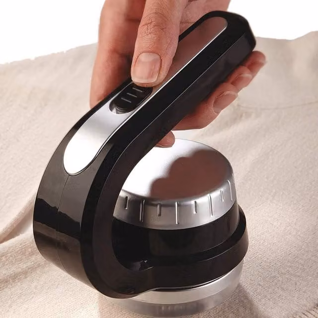 mysmartbuy Electric Lint Remover in Black, Battery Powered Fluff and Fuzz Shaver for Clothes and Fabrics, W/D/H: 14 x 8 x 14 cm – 1