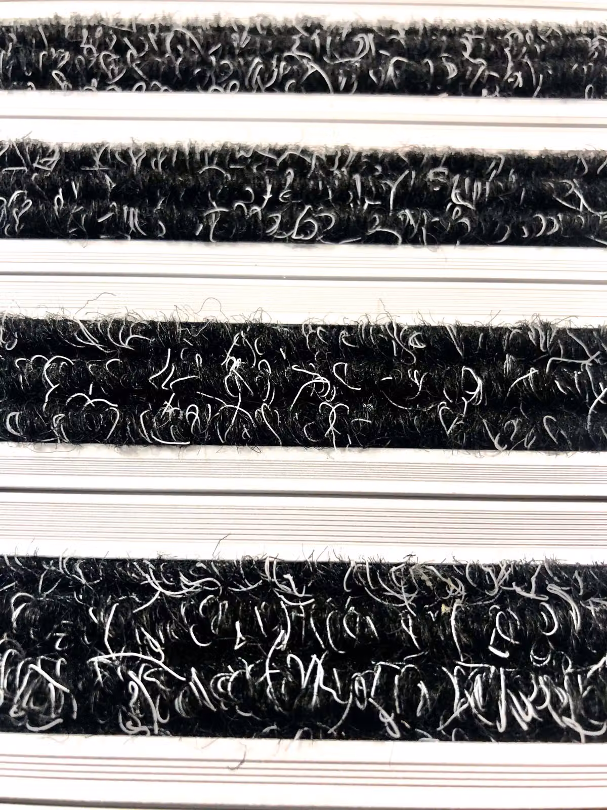 Nicoman Grey Aluminium Ribbed Barrier Dirt-Trapper Door Mat with Carpet, W: 60 cm, D: 40 cm – 2