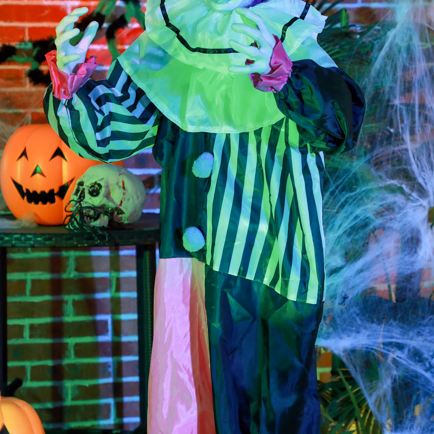 HOMCOM Laughing Clown Outdoor Halloween Animatronic Decoration with Sound Activated Light Up Eyes and Sound Effects, Multicolour, Height: 173 cm – 9
