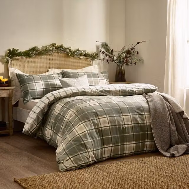 Wylder Braemar Check Reversible 100% Brushed Cotton Flannelette Duvet Cover Set in Green, W/D/H: 140 x 200 cm