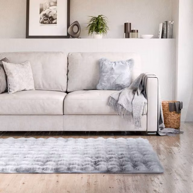 New Edge Blinds Deluxe Faux Fur Rug in Silver, W/D: 120 x 170 cm