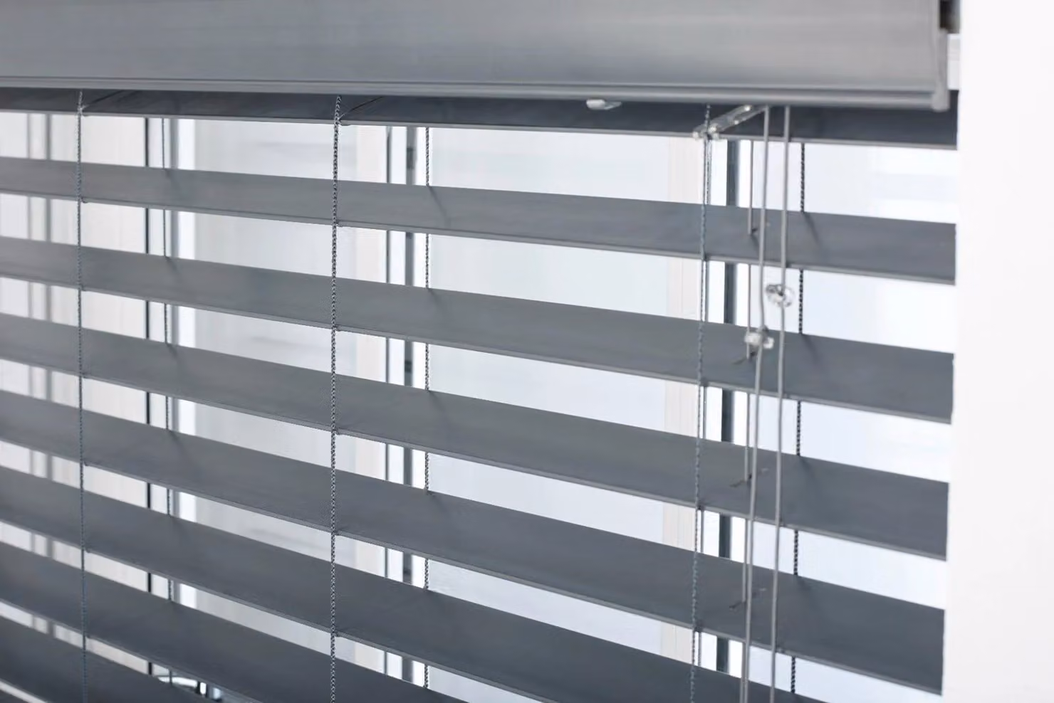 Furnished Dark Grey Faux Wood Venetian Blind with 50mm Slats, Width: 225 cm, Height: 210 cm – 4