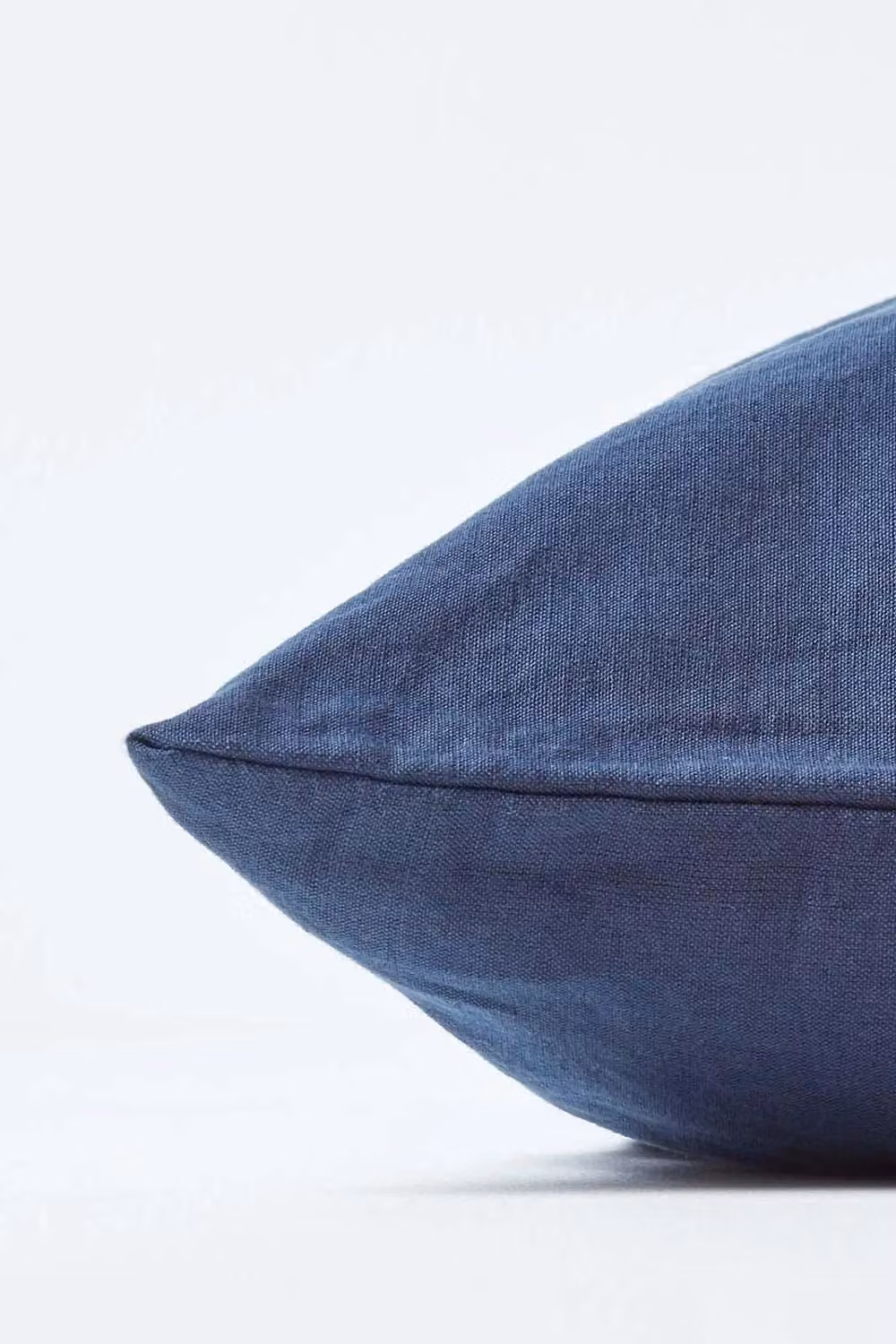 Homescapes Navy Blue V Shaped Pillowcase in Linen and Combed Cotton Blend – 2