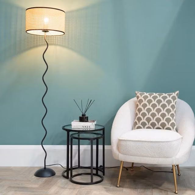 ValueLights Wiggle Black Metal Floor Lamp with Natural Rattan Lampshade – 1