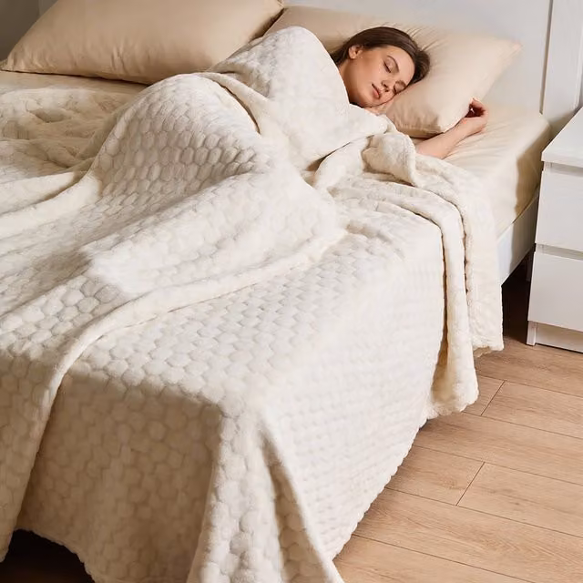 Livingandhome Hygge Polyester Throw Blanket in Beige and White, 230 cm