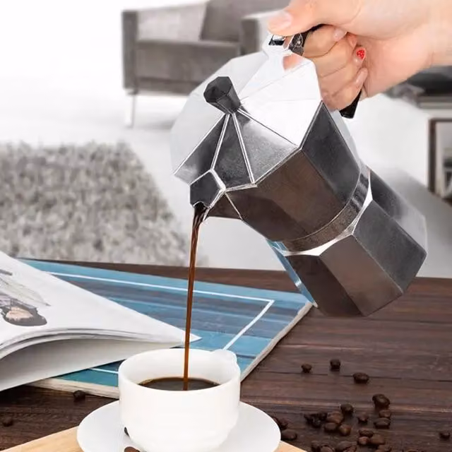 Livingandhome 6 Cup Aluminium Stovetop Espresso Maker in Silver
