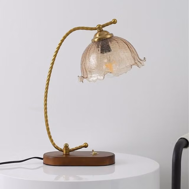 Livingandhome Art Nouveau Flower-Shaped Glass Table Lamp in Red and Gold/Brass with Wood Accents