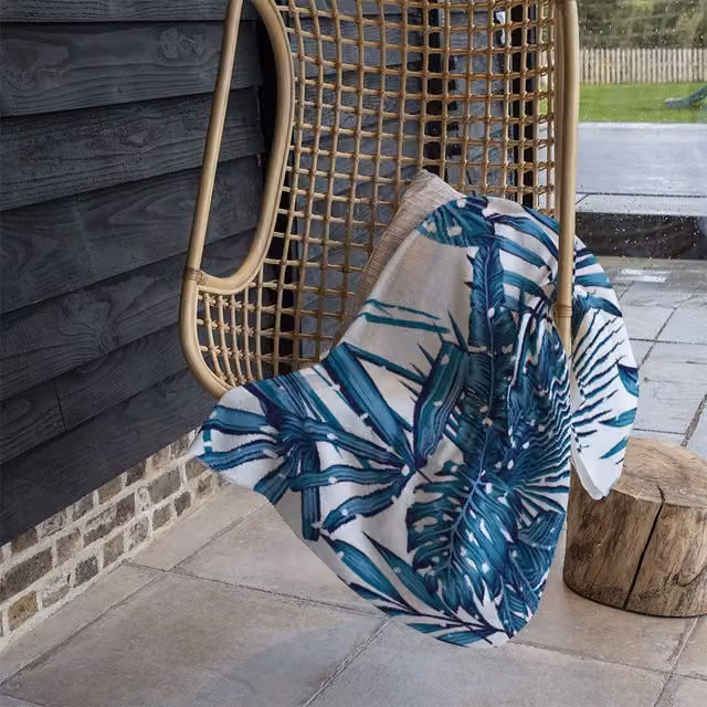 Benjamin Tate Design Snow Tropical Leaves Fleece Blanket in Blue and Beige, W/D/H: 120 x 150 cm – 1