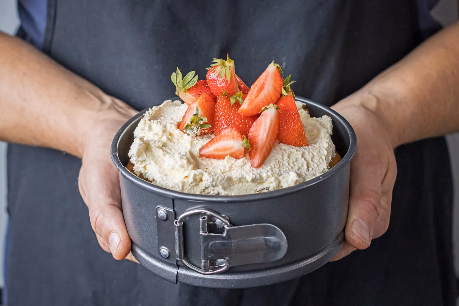 MasterClass Non-Stick Round Springform Loose Base Cake Tin, Carbon Steel, Dark Grey, Diameter: 15 cm – 2