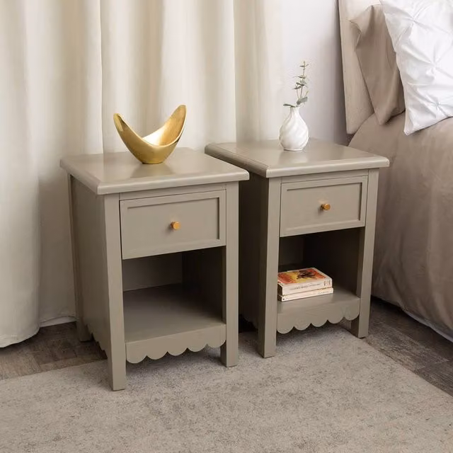 Melody Maison Set of 2 Staunton Taupe Scalloped Bedside Tables with One Drawer in Beige, Grey and Gold – 1
