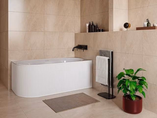 Vente-unique Fluted Asymmetric Corner Bath in Matt White Acrylic, W/D/H: 150 x 75 x 58 cm, 215L